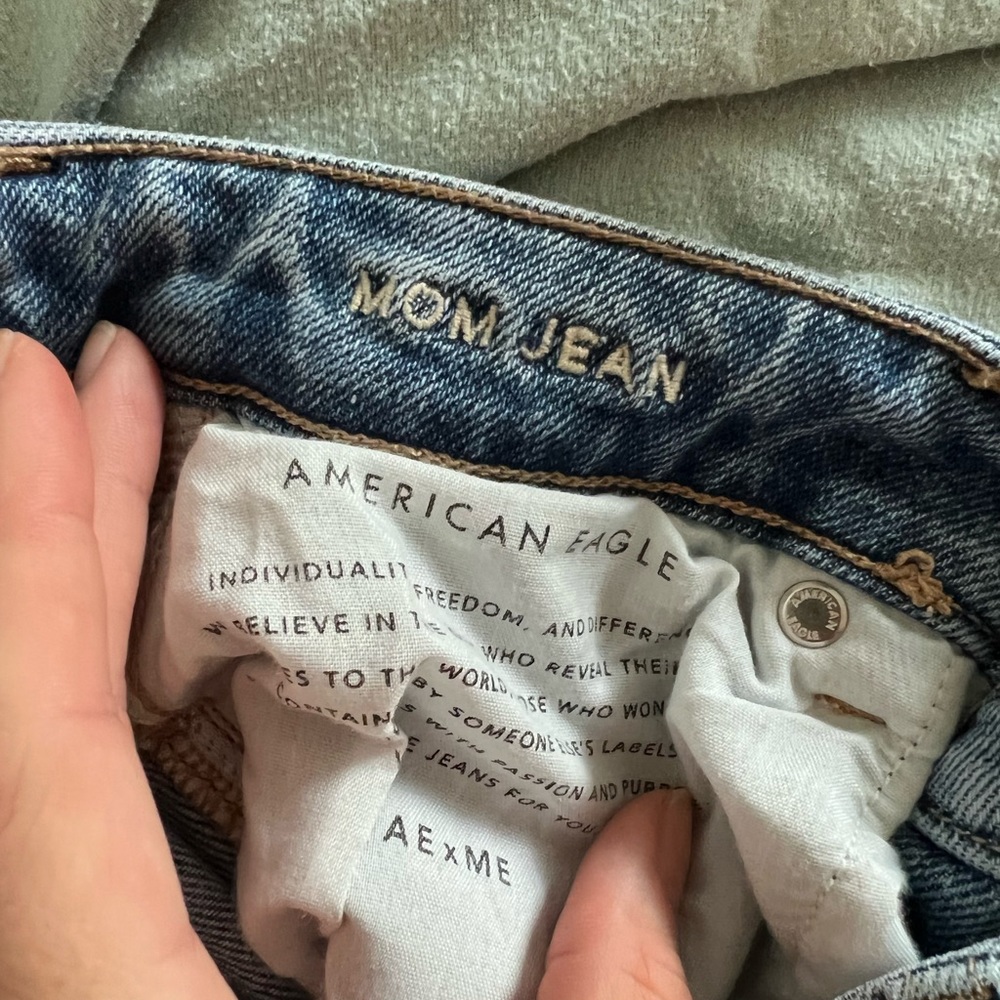 AE Mom jeans! Super cute on! - Picture 7 of 8